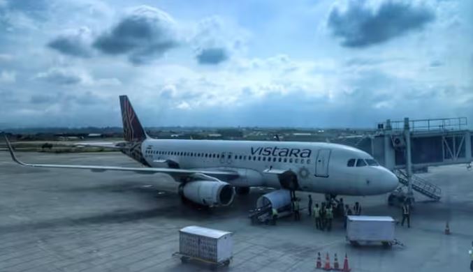 Vistara Flight : विस्तारा फ्लाइट में मिली बम की धमकी , श्रीनगर एयरपोर्ट पर रोका गया