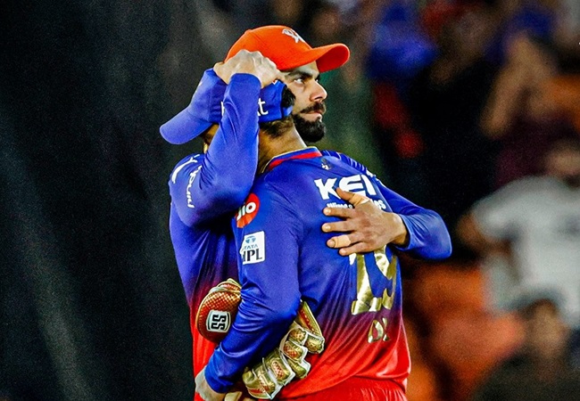 Dinesh Karthik: आईपीएल से दिनेश कार्तिक ने लिया संन्यास! RCB के खिलाड़ियों ने इस अंदाज में दी विदाई