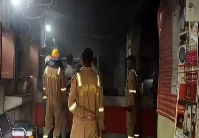 कानपुर में बैंक ऑफ बड़ौदा में लगी आग, कई सामान हुआ जल कर राख