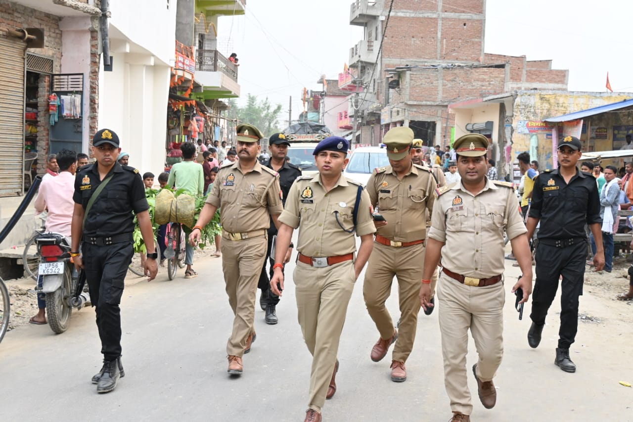 Maharajganj:अगामी चुनाव को लेकर पुलिस अधीक्षक ने बॉर्डर किया निरीक्षण 