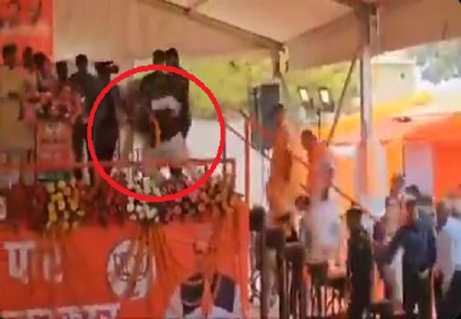 Viral video: बीजेपी प्रत्याशी व सांसद जगदंबिका पाल लड़खड़ा कर मंच पर गिर पड़े