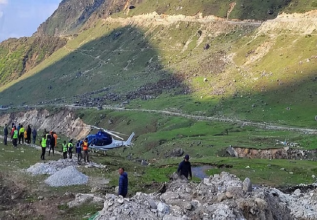 Kedarnath Dham में हेलिकॉप्टर की इमरजेंसी लैंडिंग, बाल-बाल बचे तीर्थयात्री, टला बड़ा हादसा