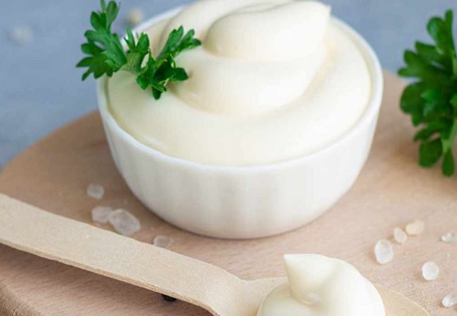 Make Eggless Mayonnaise at Home: बच्चों को अपने खिलाएं घर की बनी सेहत से भरपूर काजू की मेयोनीज
