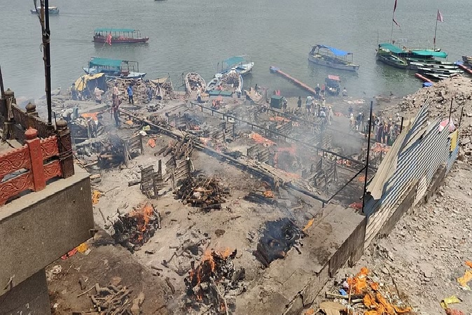 Manikarnika Ghat : भीषण गर्मी से महाश्मशान पर शवयात्रियों की संख्या में पांच गुना इजाफा, 5 से 6 घंटे इंतजार के बाद मिल रहा शवदाह का नंबर