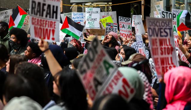 Met Gala Event 2024 : मेट गाला के बाहर फिलिस्तीन समर्थकों ने किया प्रदर्शन , “नो सेलिब्रेशन विदाउट लिबरेशन” के नारे लगाए