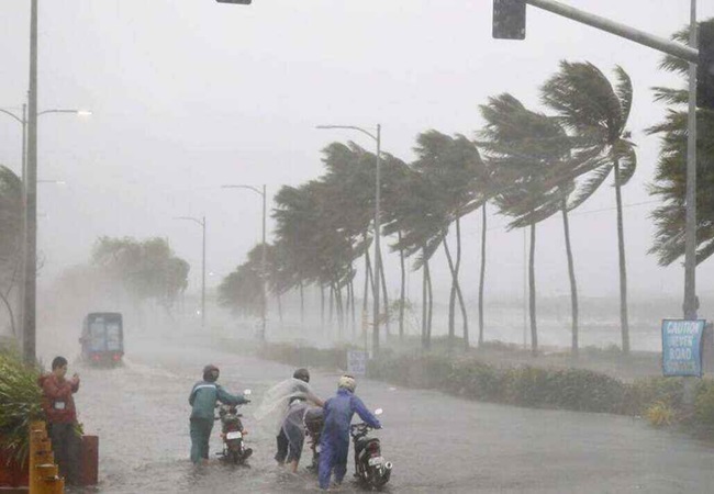 Remal Cyclone Effect: लैंडफॉल के बाद ‘रेमल’ बरपा रहा कहर; इन राज्यों में तेज आंधी और बारिश की चेतावनी