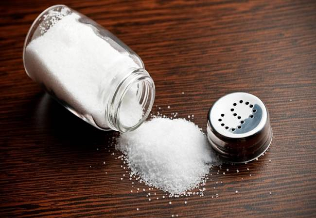 Side effects of consuming excess salt: कहीं आप जरुरत से ज्यादा नमक नहीं खा रहे, हो सकते हैं ये नुकसान