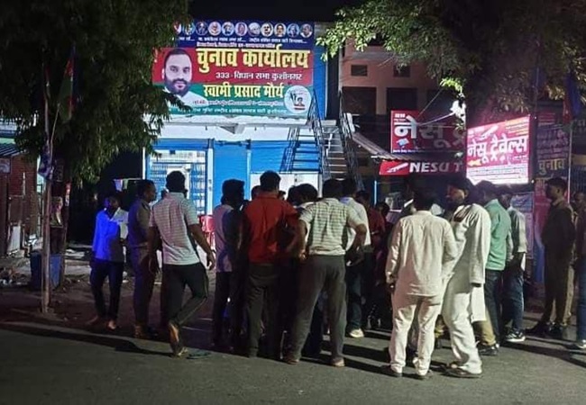स्वामी प्रसाद मौर्या के कार्यालय पर तोड़फोड़ और फायरिंग; नाराज कार्यकर्ताओं ने देर रात थाने पर किया हंगामा