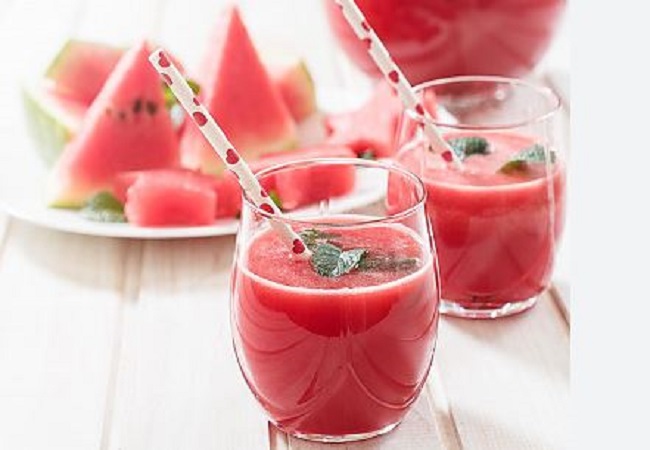 Watermelon Smoothie: इस सीजन ट्राई करें तरबूज की स्मूदी, इसे बनाना है बेहद आसान