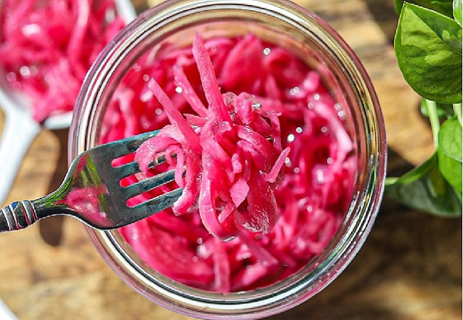 Vinegar Onion Pickle: गर्मियों में लू से बचाएगा और खाने के स्वाद को भी बढ़ाएगा लाल वाला प्याज का अचार
