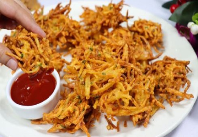 aloo ki lachchedar pakodi