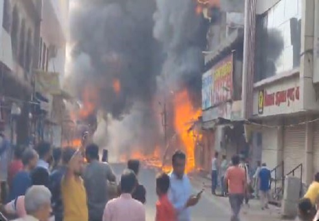 assive fire broke out in the textile market in Sindhi Bazaar of Agra.