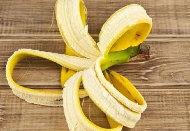 Benefits of banana peel: केले के छिलके से ऐसे बनाएं स्क्रब, दूर होते हैं दाग धब्बे और डार्क सर्कल