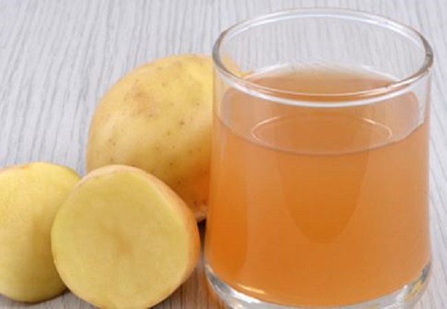 benefits of applying potato juice: स्किन के लिए बेहद फायदेमंद होता है आलू, रस लगाने से टैनिंग से मिलता है छुटकारा