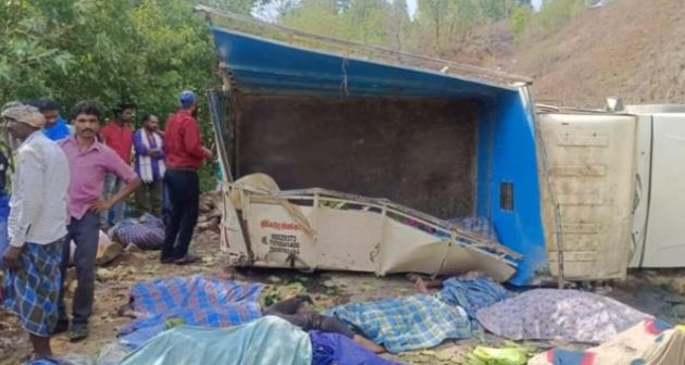 Chhattisgarh News: कवर्धा में दर्दनाक सड़क हादसा, खाई में वाहन गिरने से 18 लोगों की मौत
