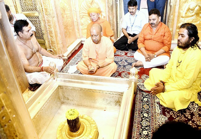 CM Yogi In Varanasi : सीएम योगी ने काशी विश्वनाथ धाम में दर्शन- पूजन कर काल भैरव मंदिर में नवाया शीश