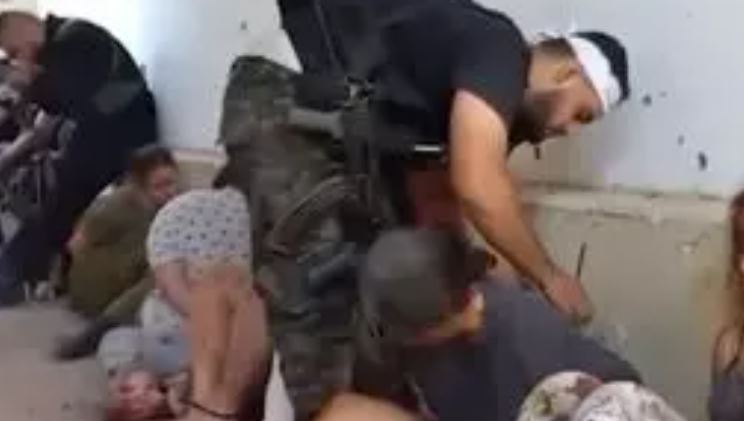 Israel Hamas War : महिला सैनिकों के अपहरण का वीडियो सामने आया, ह्रदय को झकझोर देगा