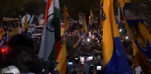 Arvind Kejriwal: अंतरिम जमानत मिलने के बाद जेल से बाहर आए सीएम केजरीवाल, बड़ी संख्या में कार्यकर्ता मौजूद