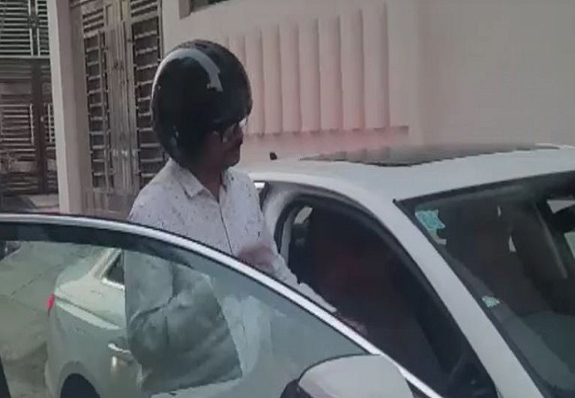 Shocking news: हेलमेट पहनकर कार चलाता है यह व्यक्ति, वजह जानकर रह जाएंगे हैरान