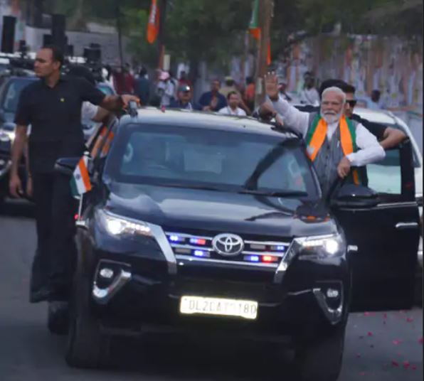PM Modi Road Show : पीएम मोदी पहुंचे कानपुर,  गाड़ी के बाहर से लोगों का किया अभिवादन