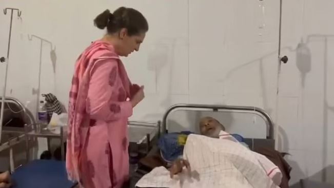 राहुल गांधी की रैली में घायल हुए बर्जुग से मिलने अस्पताल पहुंची प्रियंका गांधी