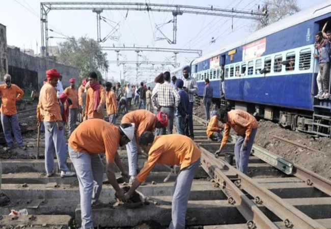 Indian Railway : रेलवे ने अपने लाखों कर्मचारियों के लिए खोला खजाना, प्रमोशन देने की तैयारी