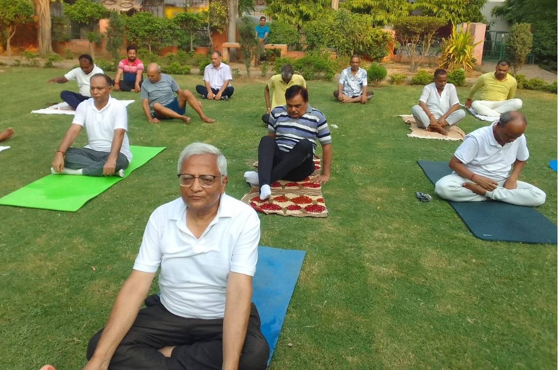 10वें अंतर्राष्ट्रीय योग दिवस पर विराट खंड दो शाखा के स्वयं सेवकों ने किया सामूहिक योगाभ्यास
