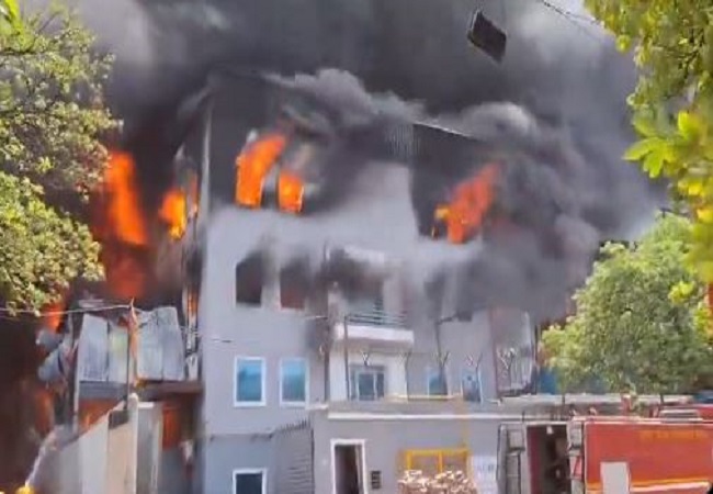 Massive Fire: गाजियाबाद के ट्रोनिका सिटी इंडस्ट्रियल एरिया में केमिकल फैक्ट्री में लगी भीषण आग