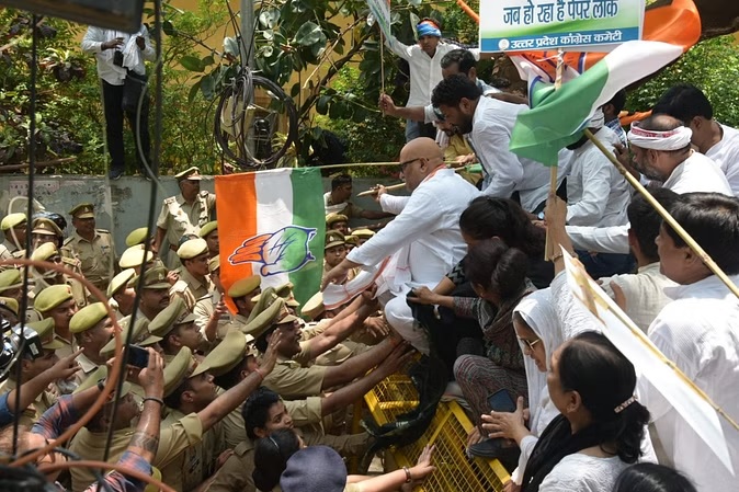 UP News : नीट व यूजीसी नेट परीक्षा में धांधली के खिलाफ कांग्रेस का जबरदस्त प्रदर्शन, प्रदेश अध्यक्ष अजय राय लिए गए हिरासत में