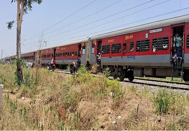 Accident Averted: लखनऊ-चंडीगढ़ एक्सप्रेस के पहिये से उठा धुआं, कई यात्री चलती ट्रेन से कूदे, चोटिल