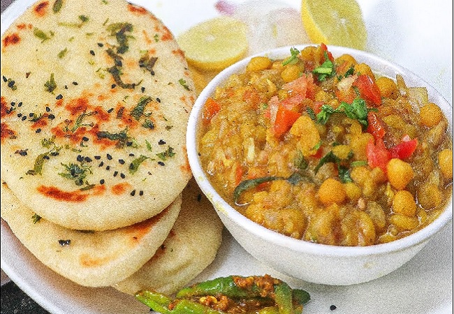 Chhola Kulcha Recipe: दिल्ली का फेमस स्ट्रीट फूड छोला कुल्चा को कर रहे हैं मिस, तो इस तरह से घर में बनाएं