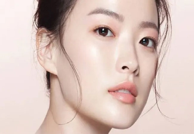 Korean glassy skin: कोरियन गर्ल्स जैसी चमकदार स्किन पाने के लिए चेहरे पर लगाएं सिर्फ ये दो चीजें, कुछ दिनों में नजर आएगा फर्क