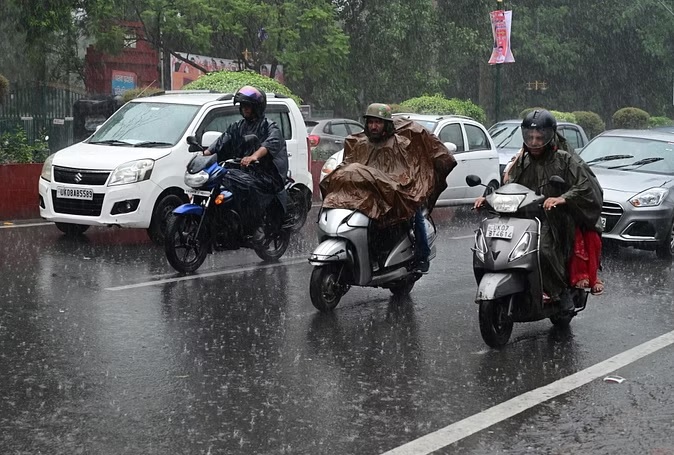 Delhi-NCR Rain : दिल्ली-एनसीआर में झमाझम बारिश शुरू, तेज हवा के साथ बरसात से मौसम बना सुहाना