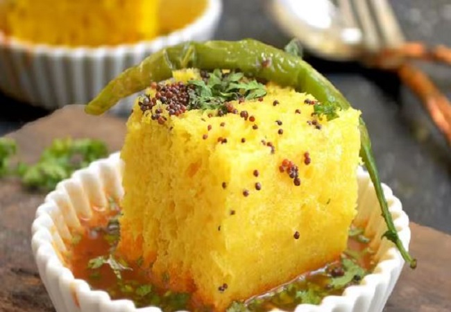 Easy way to make Dhokla at home:घर में ऐसे बनाएं गुजराती फूड डिश ढोकला