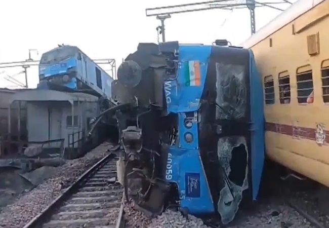 Big Train Accident: पंजाब के फतेहगढ़ साहिब में बड़ा रेल हादसा, दो मालगाड़ी की टक्कर, फिर यात्री गाड़ी भी आयी चपेट में