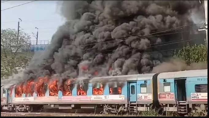 Fire in Taj Express : दिल्ली में धूं-धूंकर जला ट्रेन का कोच, देख वायरल वीडियो