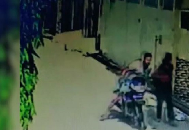 Viral Video: राह चलते युवती से अभद्रता करने वाला आरोपी गिरफ्तार, पुलिस ने सिखाया ऐसा सबक