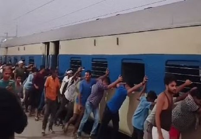 Hundreds of people pushed apart when train caught fire in Bihar