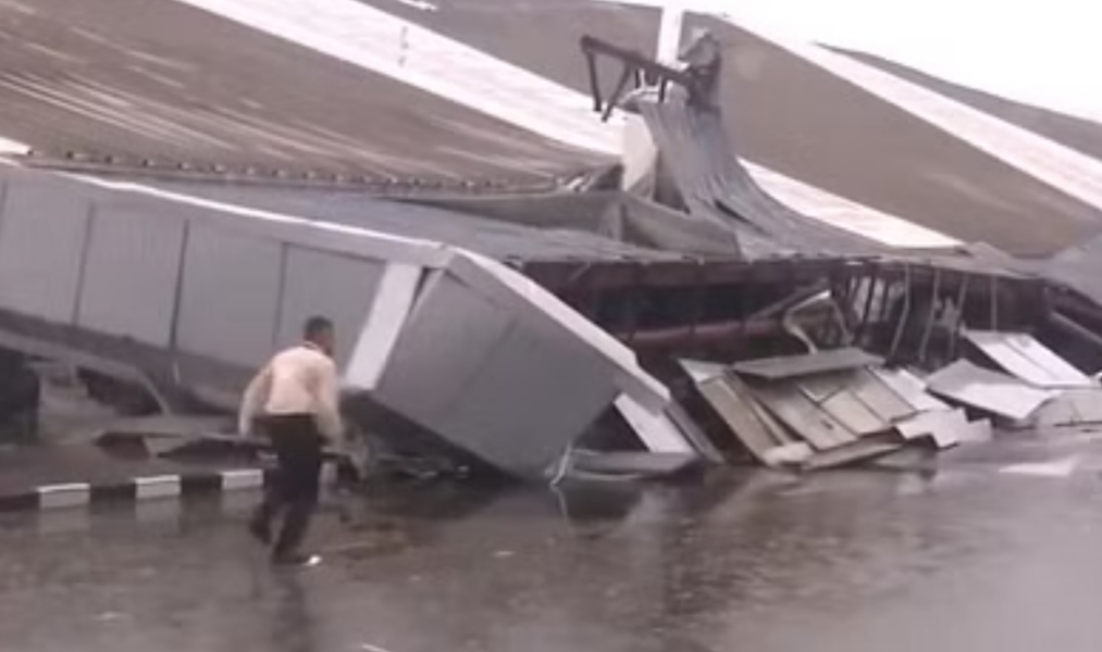 बारिश बनी आफत, दिल्ली एयरपोर्ट के टर्मिनल एक की छत गिरी, कई घायल