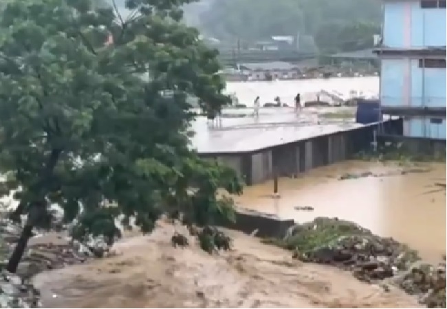 Cloud Burst: अरुणाचल प्रदेश की राजधानी ईटानगर में बादल फटने से हुआ भूस्खलन, कई जगहों पर बाढ़ जैसे हालात