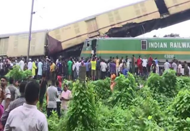 Train Accident : मालगाड़ी ने सिग्नल तोड़ा, फिर हवा में उड़ी कंचनजंगा एक्सप्रेस की 2 बोगियां