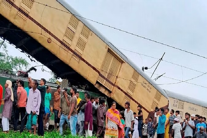 Darjeeling Train Accident : जिंदगी बचाने की जंग जारी, अब तक 15 की मौत और 60 घायल, अपनों को तलाश रहे हैं लोग