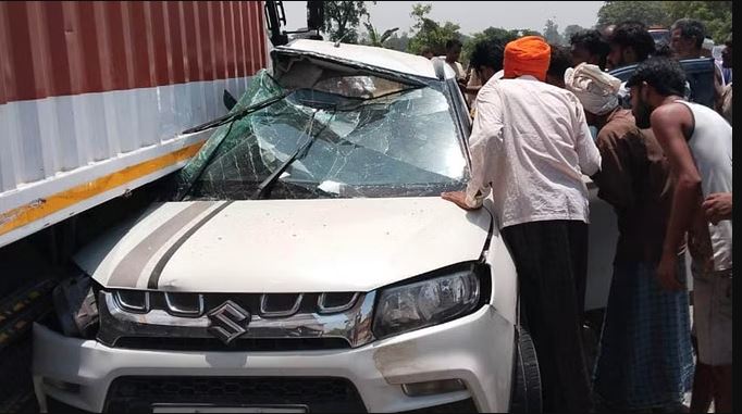 Lakhimpur Kheri Accident : जलालाबाद पेट्रोल पंप के पास कार घुसी कंटेनर में, महिला और दो बेटों की मौत, पति समेत दो घायल