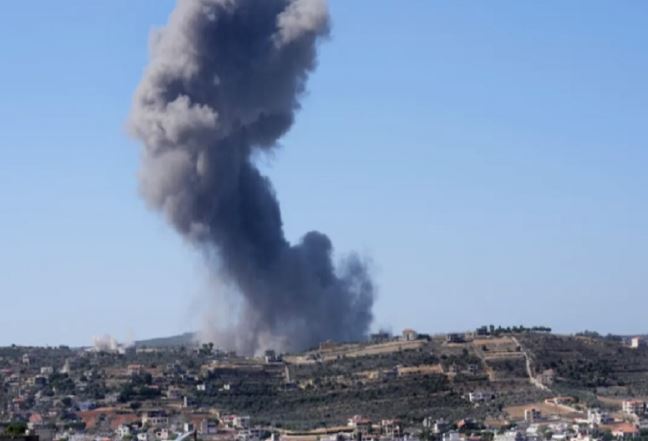 Lebanon Israeli air strikes : लेबनान में इजरायली एयर स्ट्राइक में हिजबुल्लाह के दो सदस्यों सहित चार लोगों की मौत