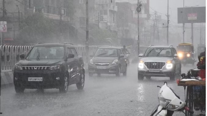 UP Weather : यूपी में मानसून की एंट्री, लखनऊ समेत कई जिलों में बारिश से गर्मी से राहत,अलर्ट जारी