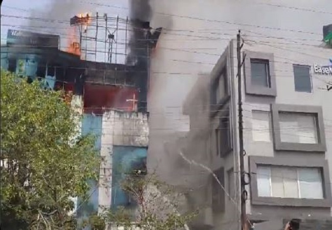 Video: नोएडा के सेक्टर 63 में आईटी कंपनी में AC Blast होने से भीषण आग