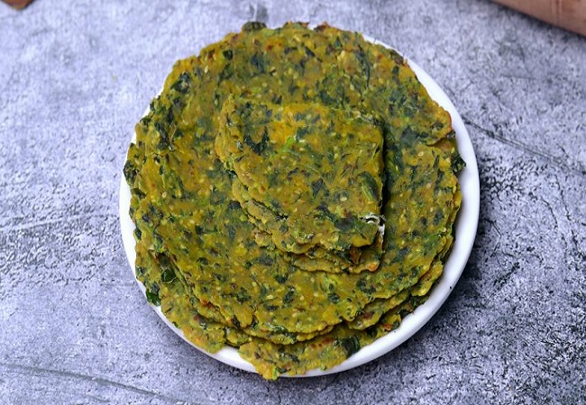 Methi Thepla: शाम को लगने वाली हल्की भूख के लिए बेहद टेस्टी और हेल्दी है गुजरात की फेमस डिश मेथी का थेपला