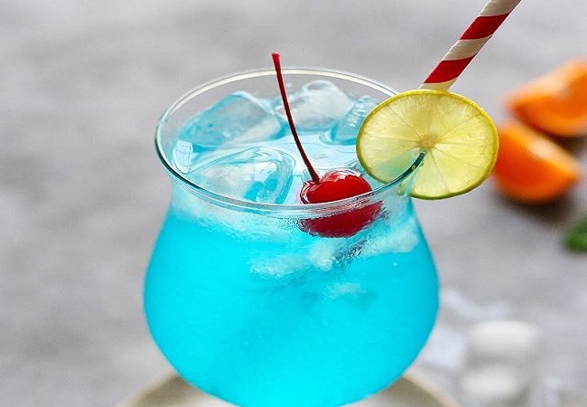 Make Mocktail at home: चिलचिलाती गर्मी में कलेजे को ठंडक पहुंचाने के लिए घर में ऐसे बनाएं मैंगो फिज और ब्लू लेमन मॉकटेल