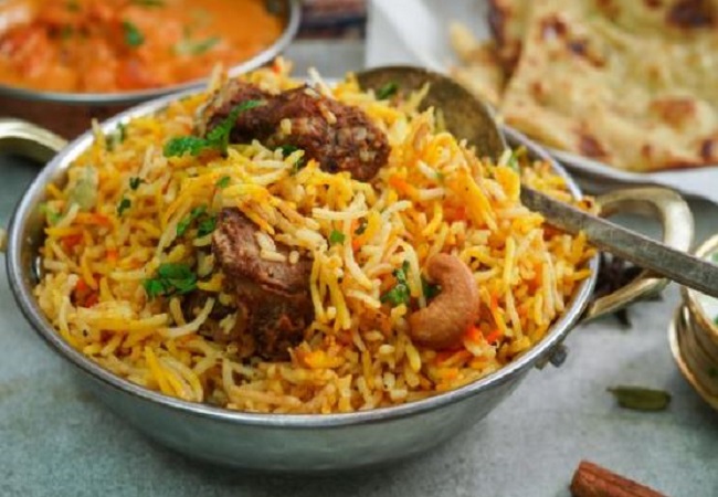 Mutton Biryani Recipe: घर में आने वाले हैं मेहमान तो लंच या डिनर में ऐसे बनाएं मटन बिरयानी