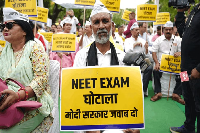 NEET पर दिल्ली में बवाल, आम आदमी पार्टी का जंतर-मंतर पर हल्ला बोल प्रदर्शन